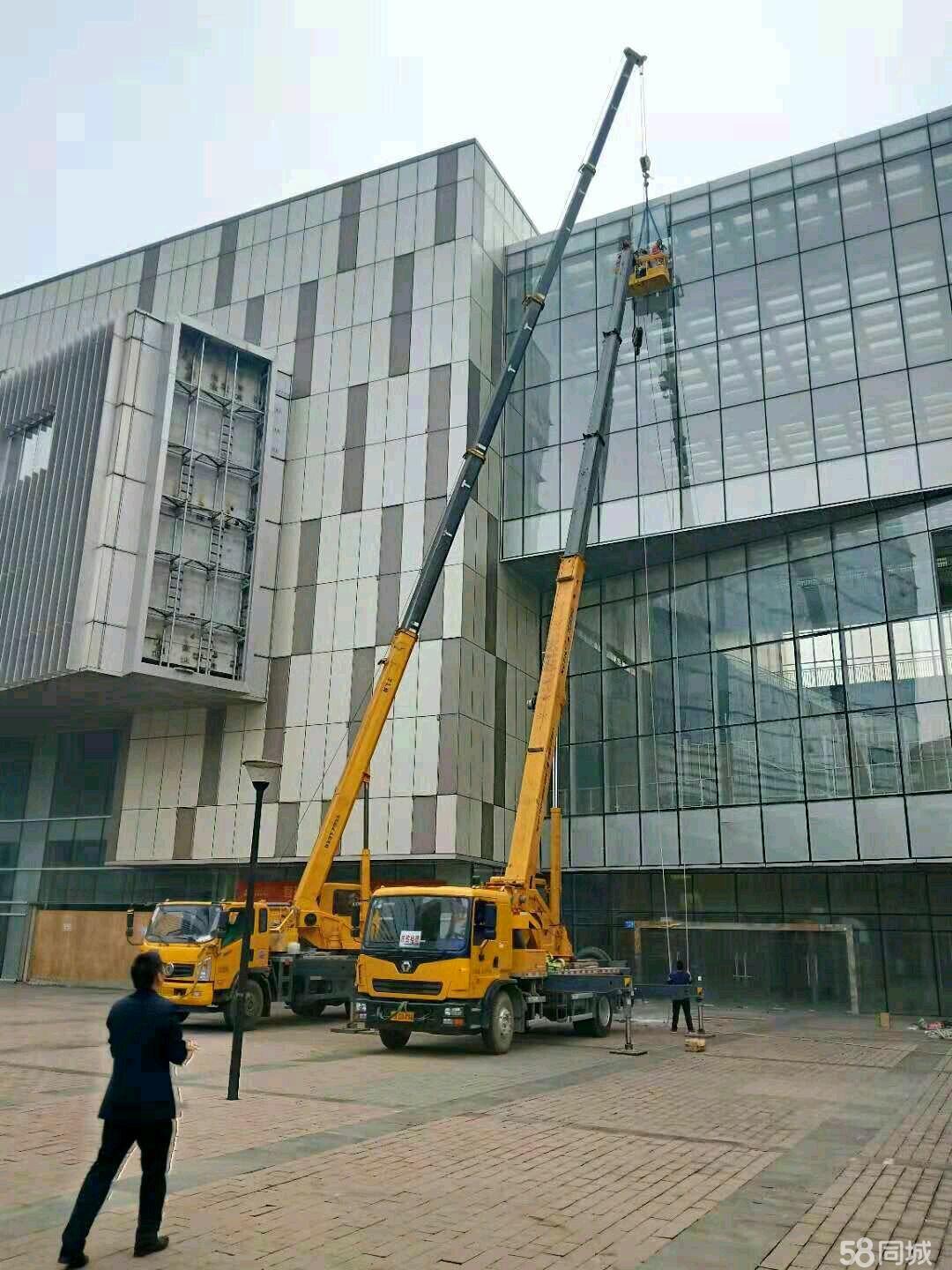 番禺區(qū)外墻安裝玻璃安全快捷,已順利完工,專(zhuān)業(yè)高空吊車(chē),吊籃車(chē)出租